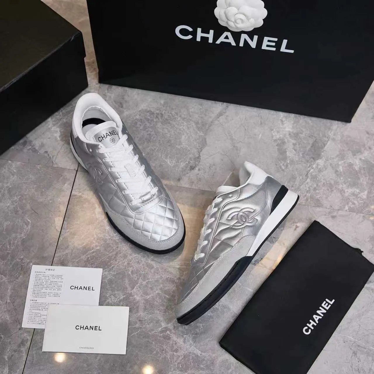 p560 Chanel Chanel - 2025 counter top casual sports shoes This classic design; the upper is electro-embroidered with a variety of craftsmanship; the outsole is fashionable and sporty; the extraordinary inclusion of a variety of color matching elements... The diversified mix and match is very beautiful and versatile, casual, fashionable, sports and outdoor can be taken into account... ꫛꫀꪝ Go➫ Materials: ❶Upper made of: Original imported mixed-breed sheep + craftsmanship ❷Inner uses: Original imported breathable sheepskin ❸ Outsole based on: Original TPU outsole Counter boutique packaging complete set Female 35–41 Male 39-45